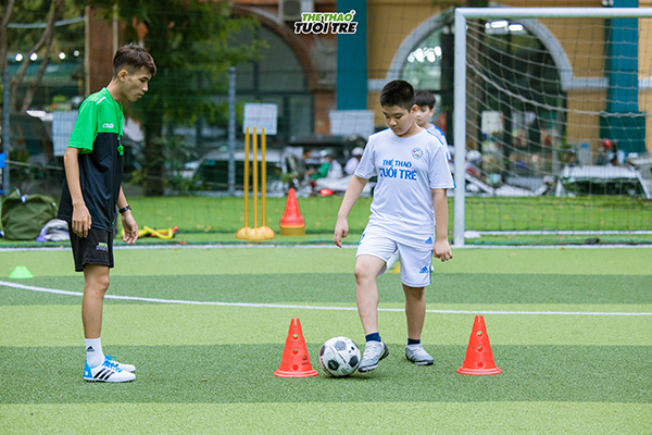 Khuyến Khích trẻ học bóng đá 